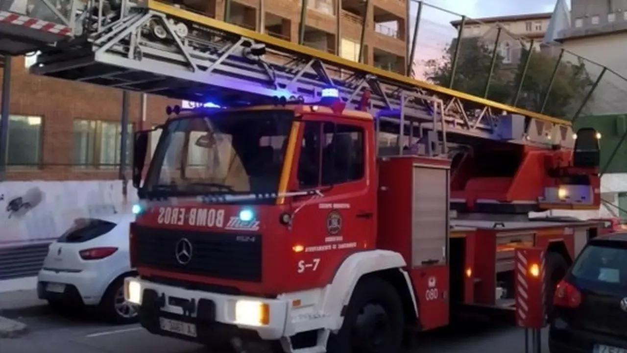 Cami&oacute;n de bomberos en Santander. / BS