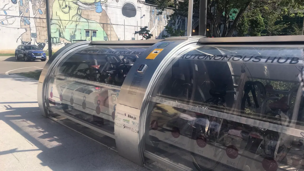 Piloto de aparcabicis cerrado instalados junto a la estaci&oacute;n de Adif en Santander. / AS