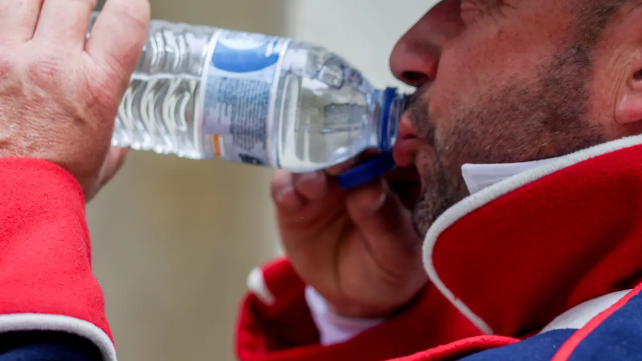 Un hombre se refresca. / Ricardo Rubio