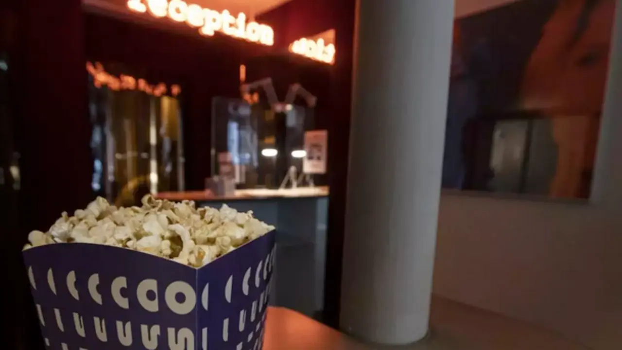 Bol de palomitas en una sala de cine. / IAN LANGSDON