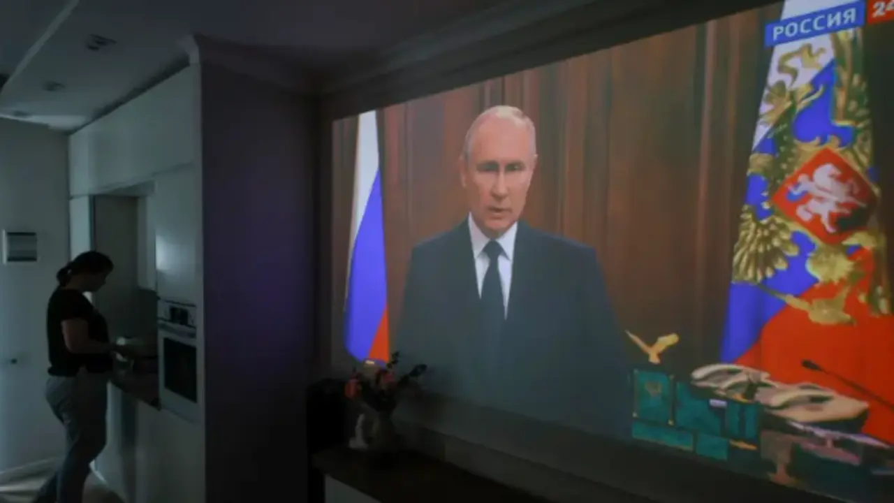 Imagen de la televisi&oacute;n rusa emitiendo el discurso de Putin contra el grupo Wagner. EFE/EPA/Sergei Ilnitsky