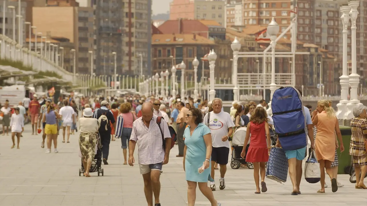Paseo mar&iacute;timo del Muro en Gij&oacute;n (Asturias). EP