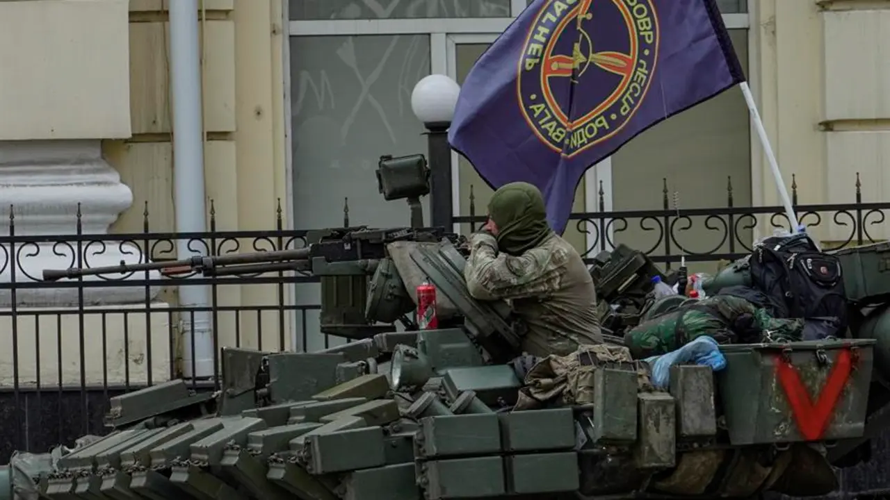 Un combatiente del grupo de mercenarios Wagner en un carro de combate que bloquea una calle en la localidad rusa de Rostov-on-don. EFE