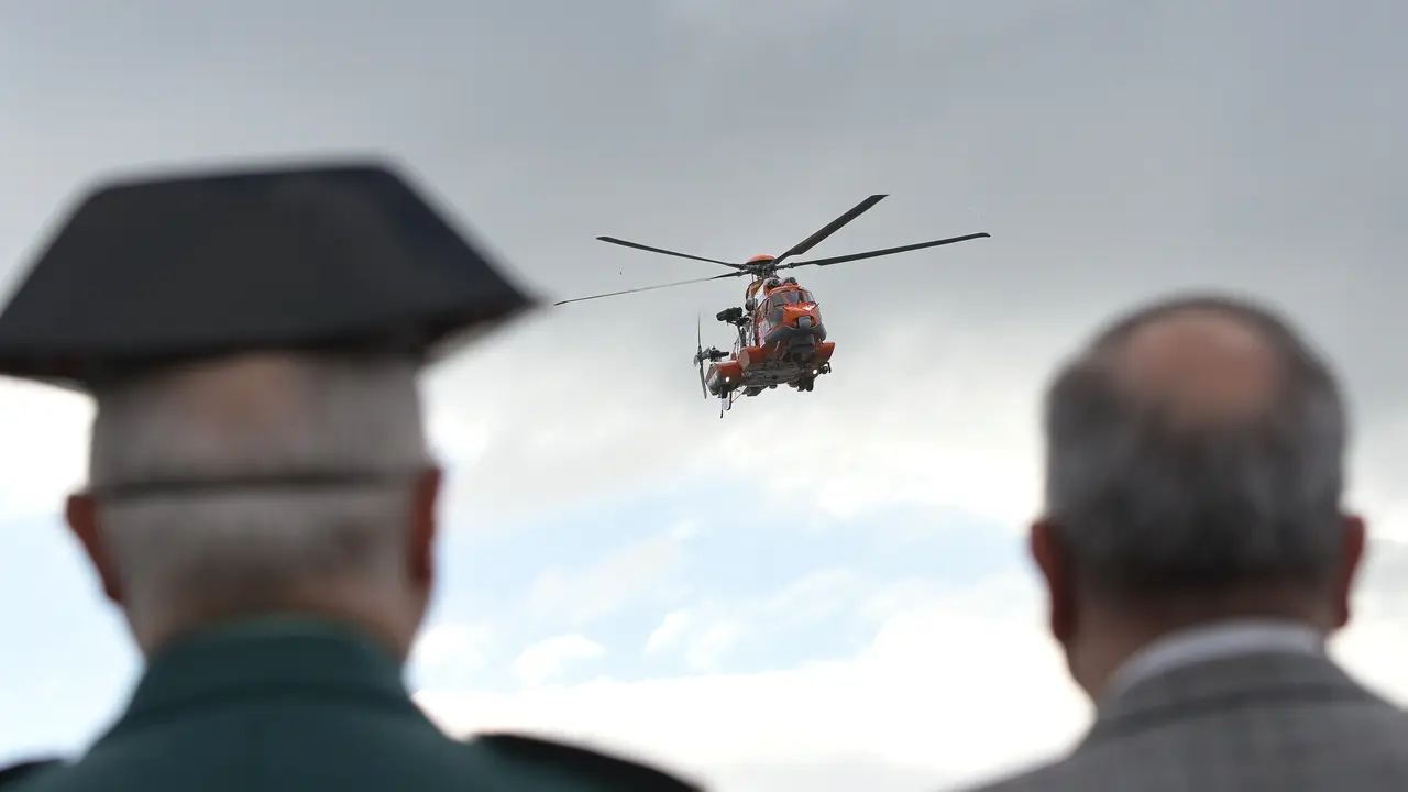 Dos personas observan a un helic&oacute;ptero de Salvamento Mar&iacute;timo. / M. Dylan