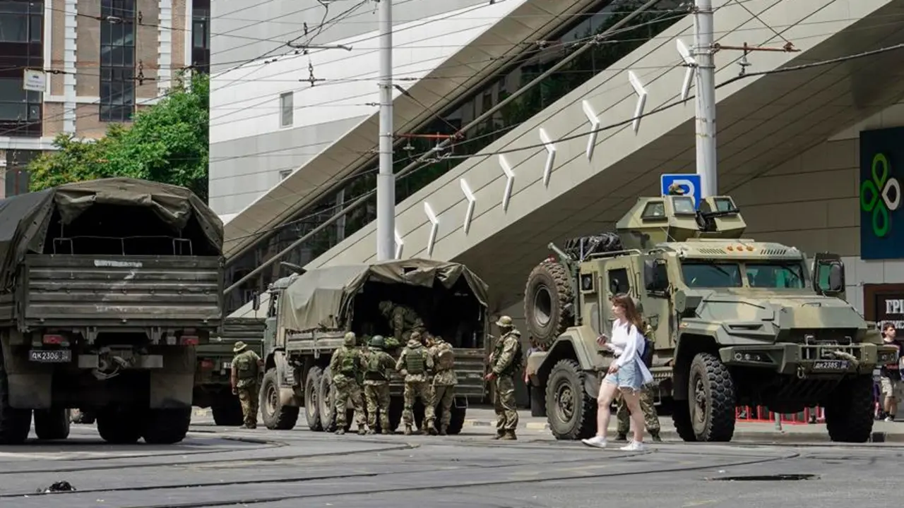 Fuerzas del grupo de mercenarios Wagner patrullan una calle en la localidad rusa de Rostov-on-don. EFE