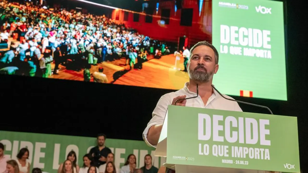 El presidente de Vox, Santiago Abascal interviene en el acto p&uacute;blico de precampa&ntilde;a en el Palacio Municipal de IFEMA, en Madrid. EFE / Fernando Villar