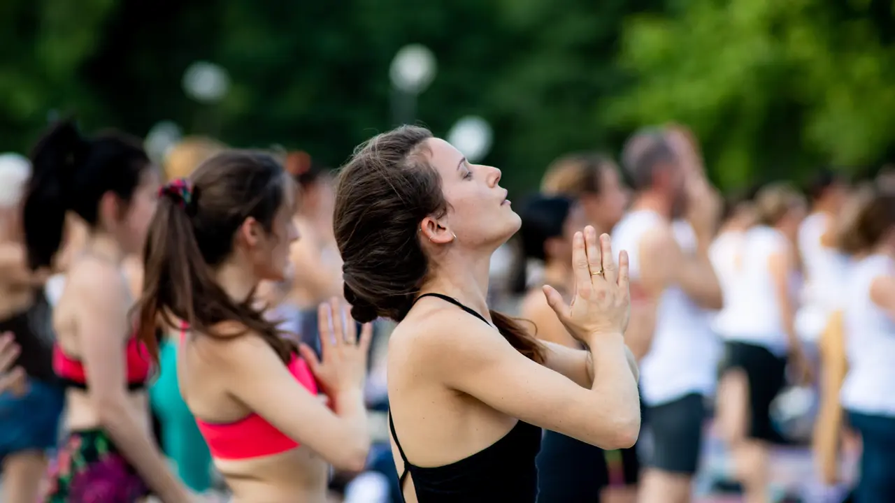 Personas haciendo yoga. / Claudio Furlan