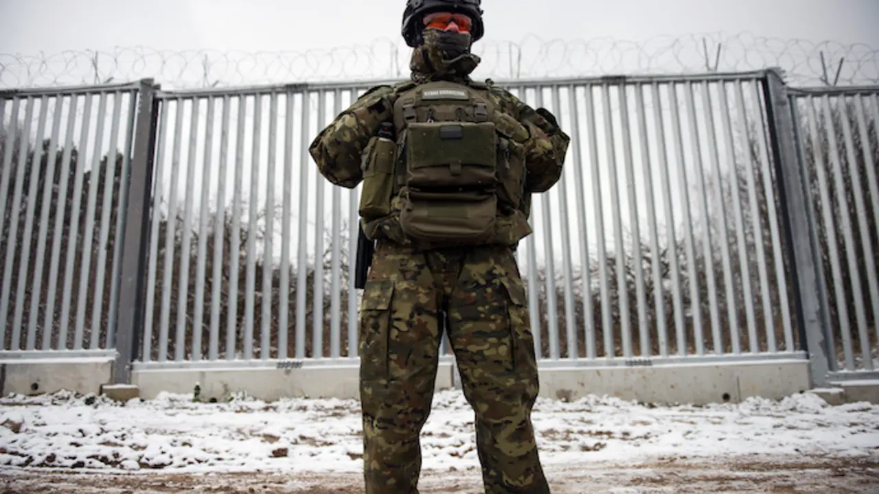 Un soldado, junto a una frontera. / Attila Husejnow