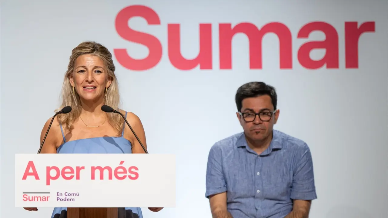 La vicepresidenta segunda del Gobierno y l&iacute;der de Sumar, Yolanda D&iacute;az, junto al n&uacute;mero 2 por Barcelona, Gerardo Pisarello, en un acto de Sumar-En Com&uacute; Podem en Cornell&agrave; de Llobregat. EP / LORENA SOPENA