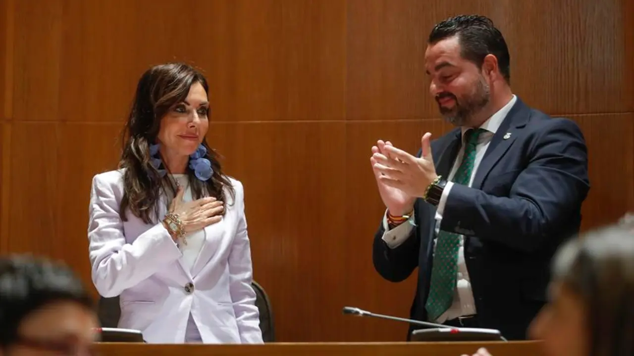 La diputada de VOX Marta Fern&aacute;ndez, es aplaudida por su compa&ntilde;ero de partido David Arranz tras ser nombrada Presidenta de las Cortes durante el pleno de constituci&oacute;n del parlamento arag&oacute;nes, este viernes. EFE/ Javier Cebollada