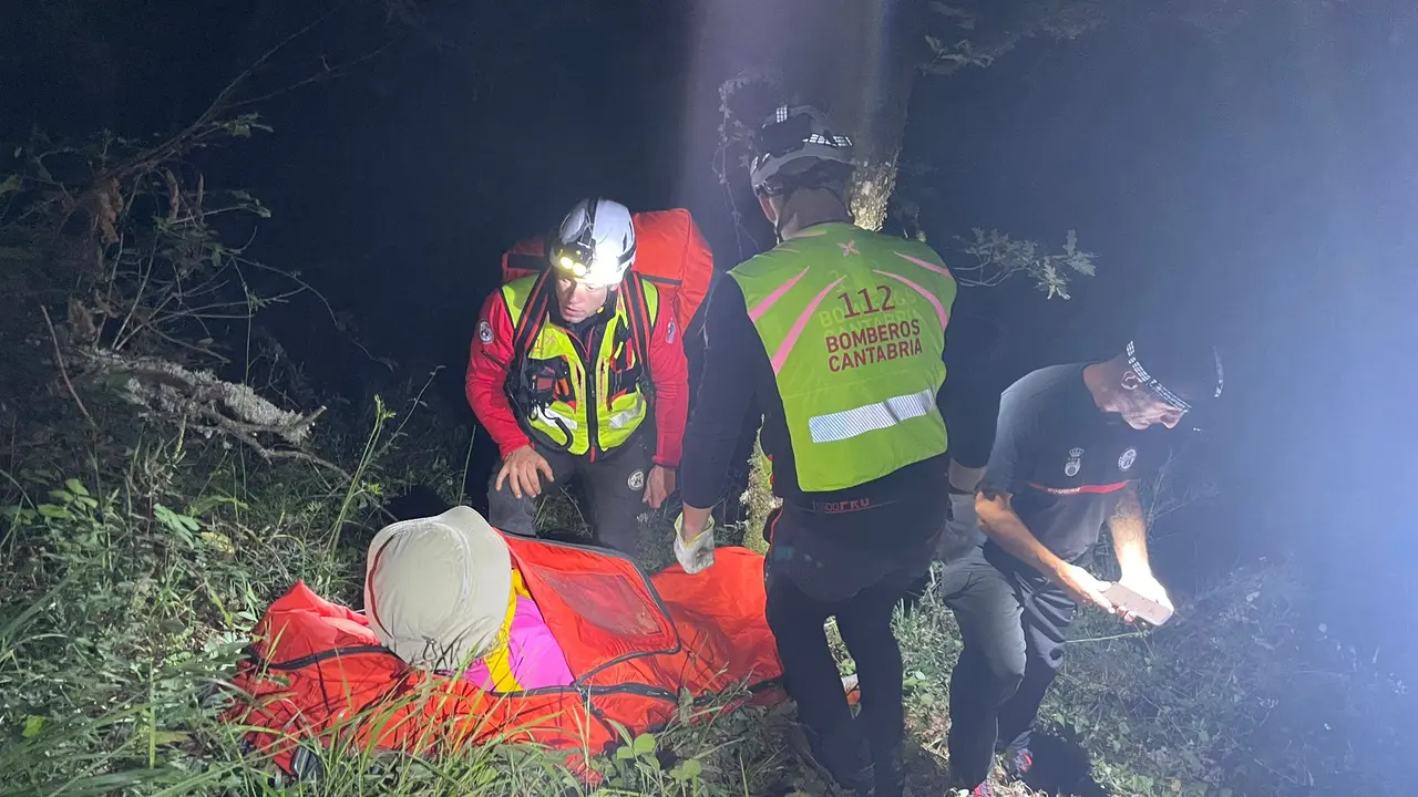 Un operativo de 28 personas localiza a una senderista brit&aacute;nica perdida anoche en Camale&ntilde;o