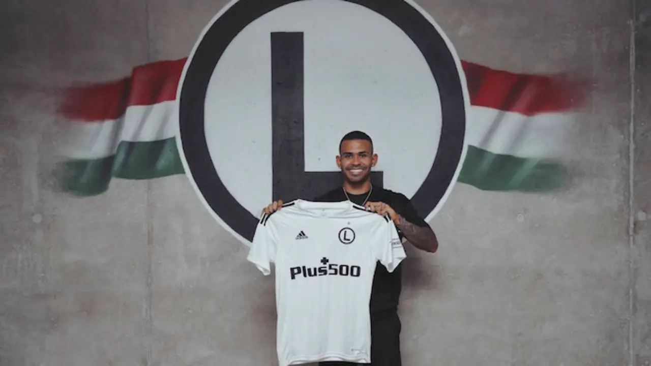 Juergen Elitim posa con la camiseta de su nuevo equipo, el Legia de Varsovia. / JE