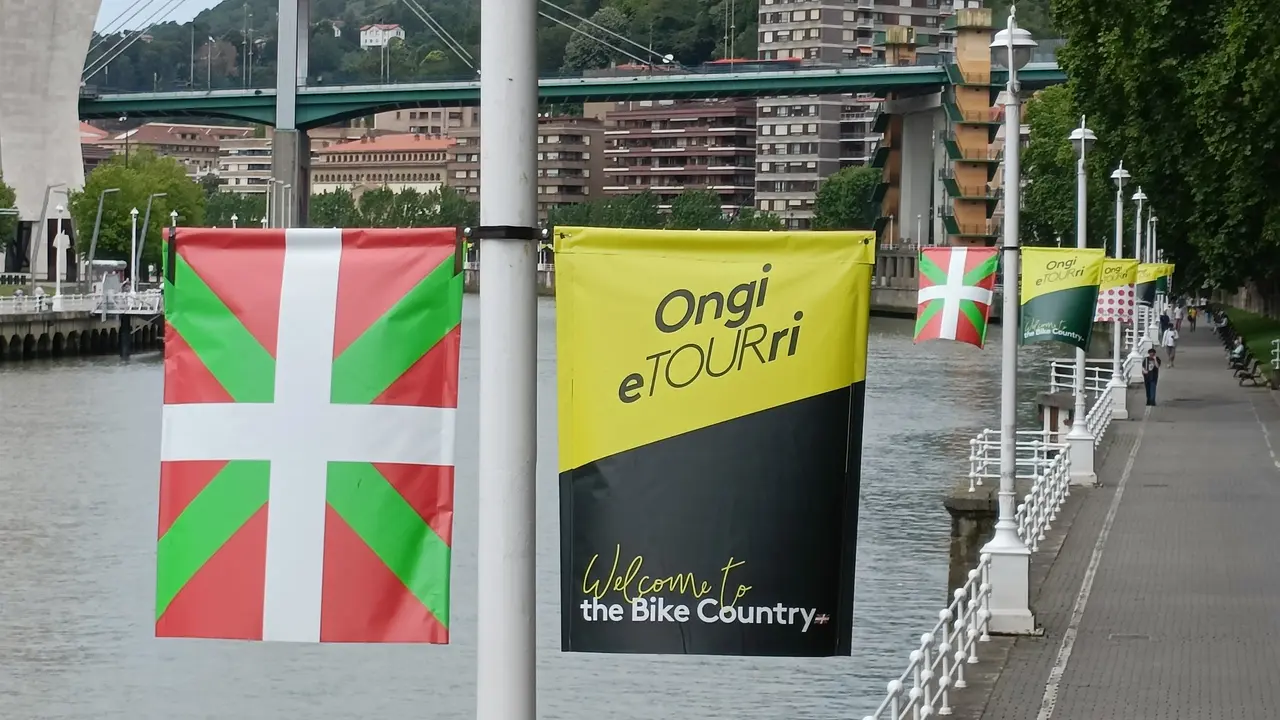 Carteles en el Campo de Volant&iacute;n de Bilbao alusivos a la salida del Tour de Francia el s&aacute;bado 1 de julio. / EP