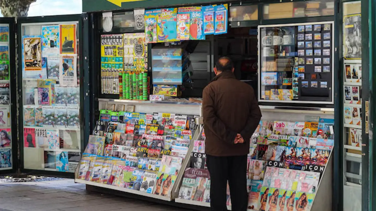 Uno de los t&iacute;picos quioscos del Paseo de Pereda, donde se puede adquirir el diario ALERTA. / LVC