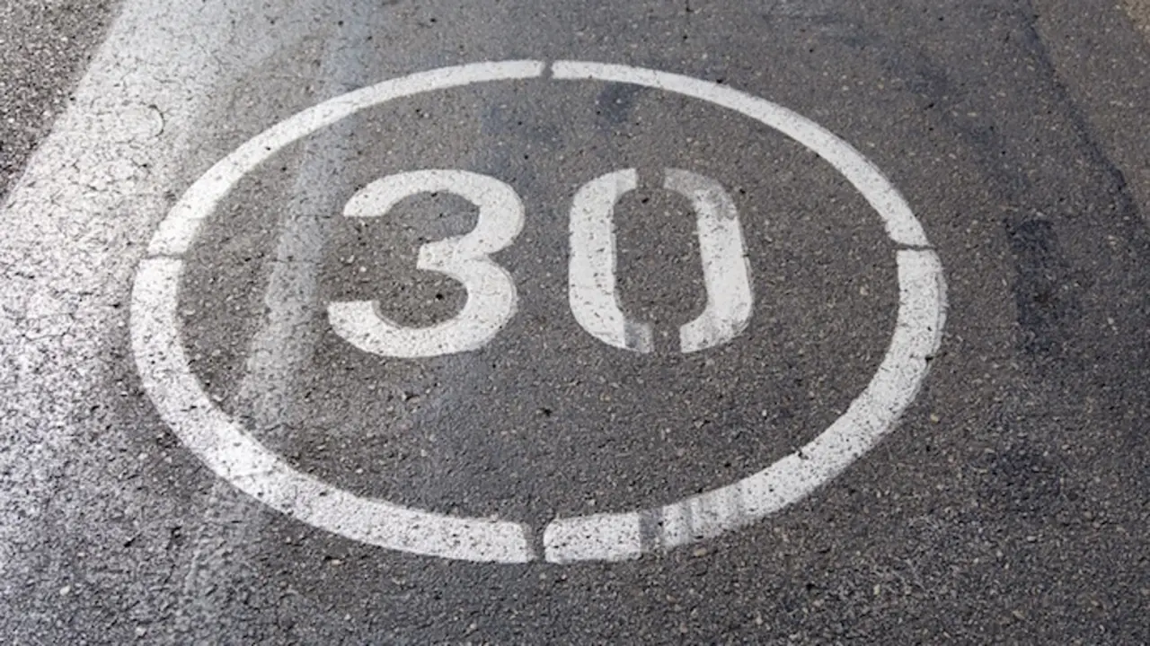Se&ntilde;al de 30 en Pamplona, en una Zona de Bajas Emisiones. / AP