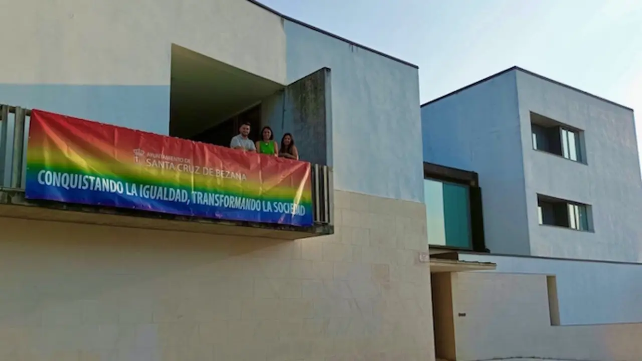 Bezana celebra el D&iacute;a del Orgullo con una pancarta arco&iacute;ris en la fachada del Ayuntamiento. / AB