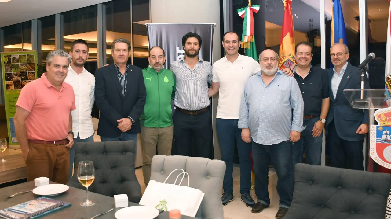 El entrenador del Rayo, Ezequiel Loza, visita a los miembros de 'Verdiblancos de Ultramar', en la Casa de Cantabria en M&eacute;xico. / AC