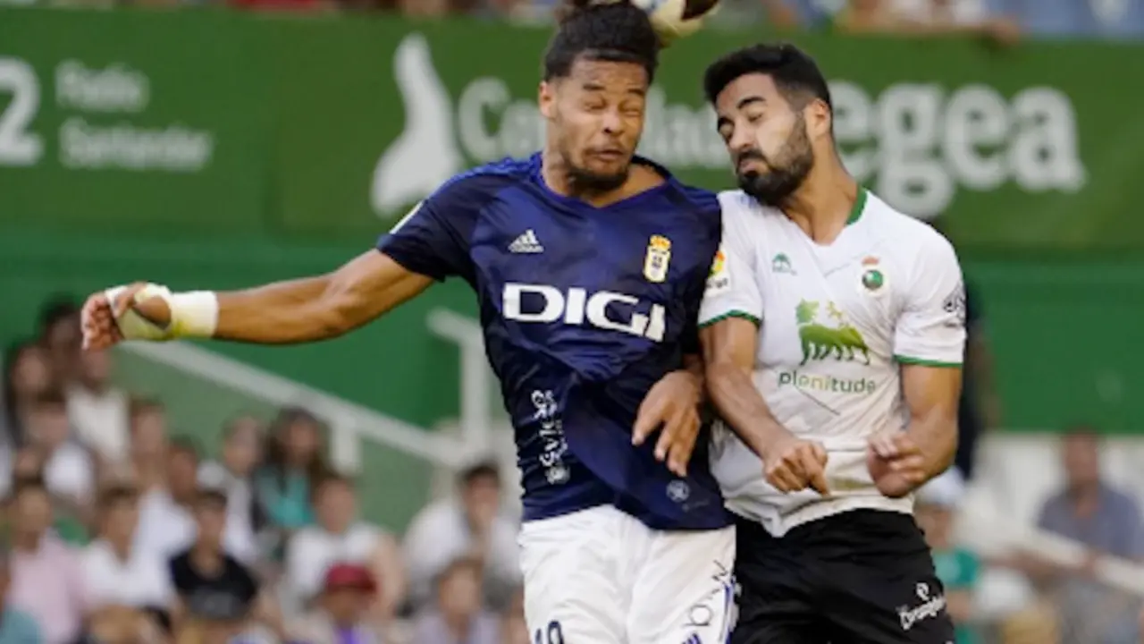 Jugadores del Racing y del Oviedo, en un partido de la temporada pasada. / LaLiga