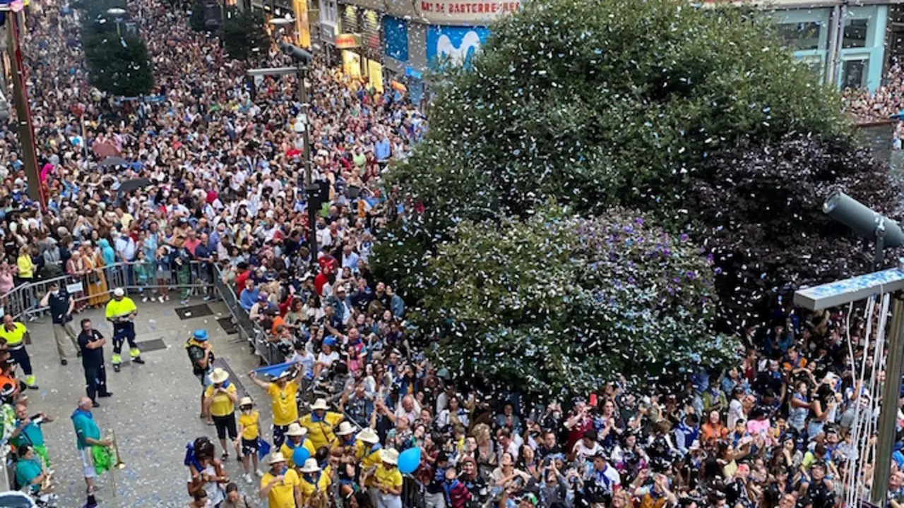Gente en la Plaza del Ayuntamiento de Santander durante el chupinazo de la Semana Grande. / AS