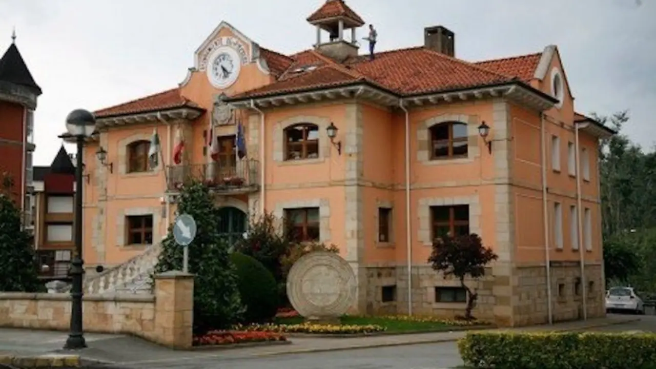 Fachada del Ayuntamiento de Pi&eacute;lagos. / AP