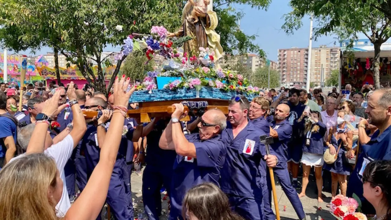 Procesi&oacute;n de la Virgen del Carmen en el Barrio Pesquero. / AS