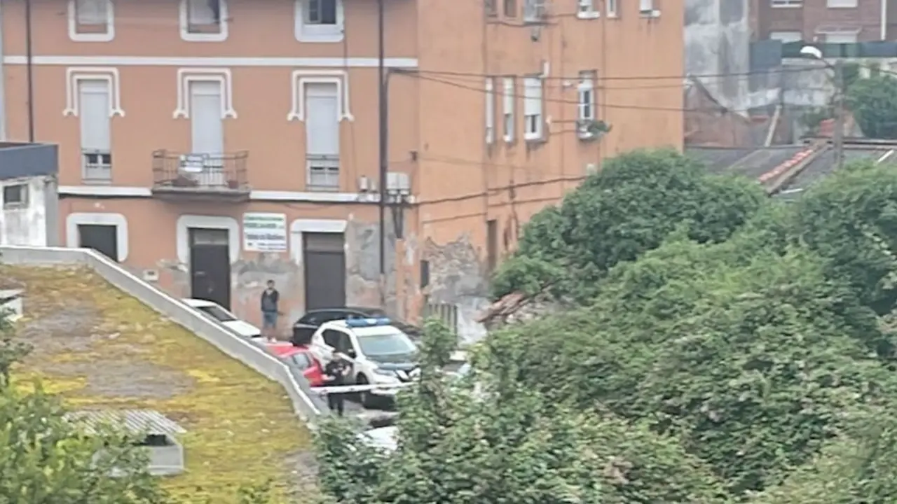 La Guardia Civil en el lugar donde han encontrado un cad&aacute;ver.