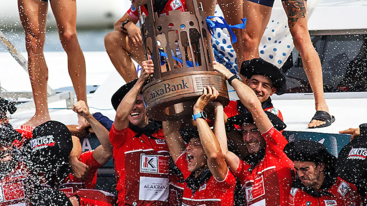 Los remeros de Bermeo levantan el trofeo de campeones de la ACT 2022. / EUSKOLABEL LIGA