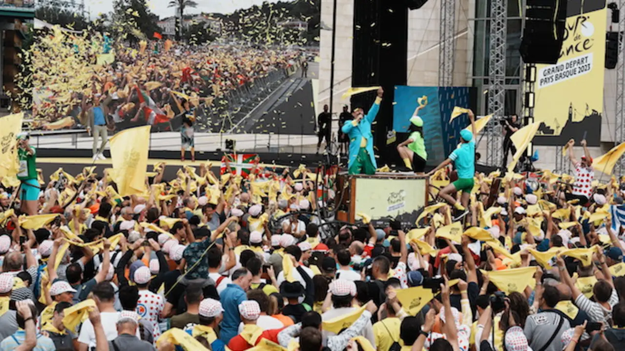 Ambiente durante la presentaci&oacute;n de los equipos que participar&aacute;n en la etapa inaugural del Tour de Francia, en la explanada del Guggenheim. / H.Bilbao