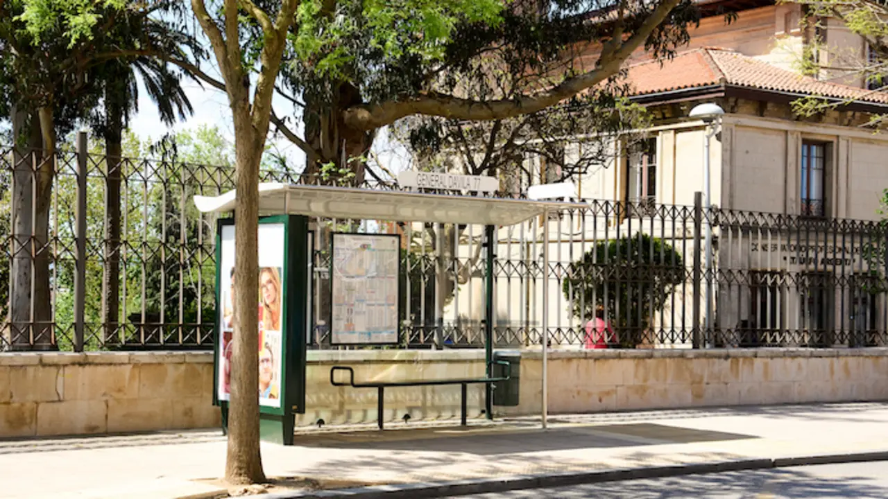 Una parada de autob&uacute;s de la calle General D&aacute;vila, en Santander. / Juan Manuel Serrano Arce