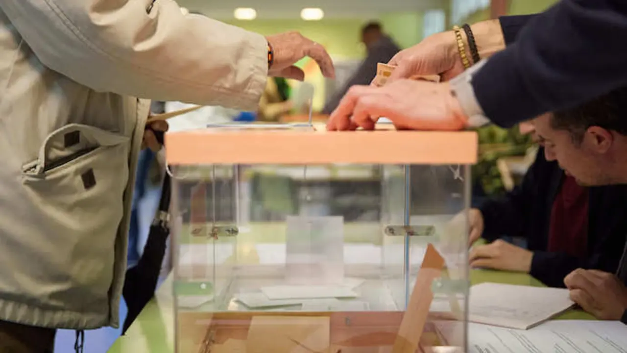 Una persona vota en un colegio electoral. / Jes&uacute;s Hell&iacute;n