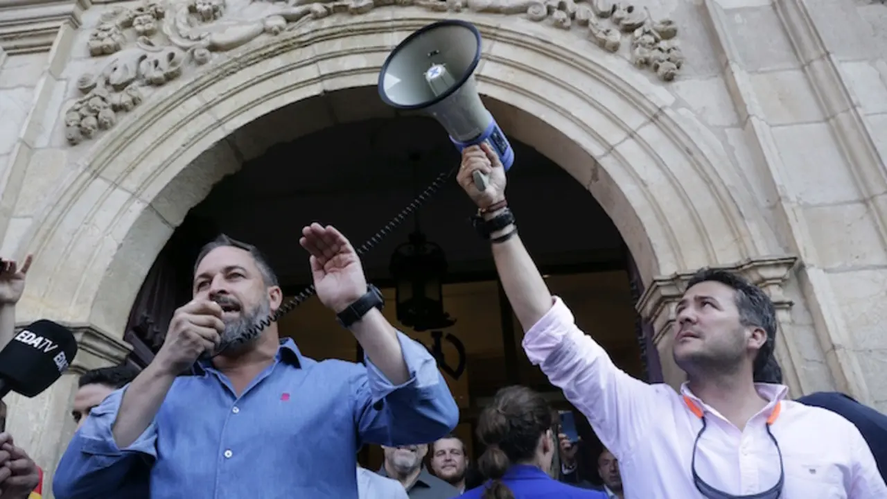 El presidente de VOX, Santiago Abascal (i), durante un acto de precampa&ntilde;a electoral. / Fernando Otero