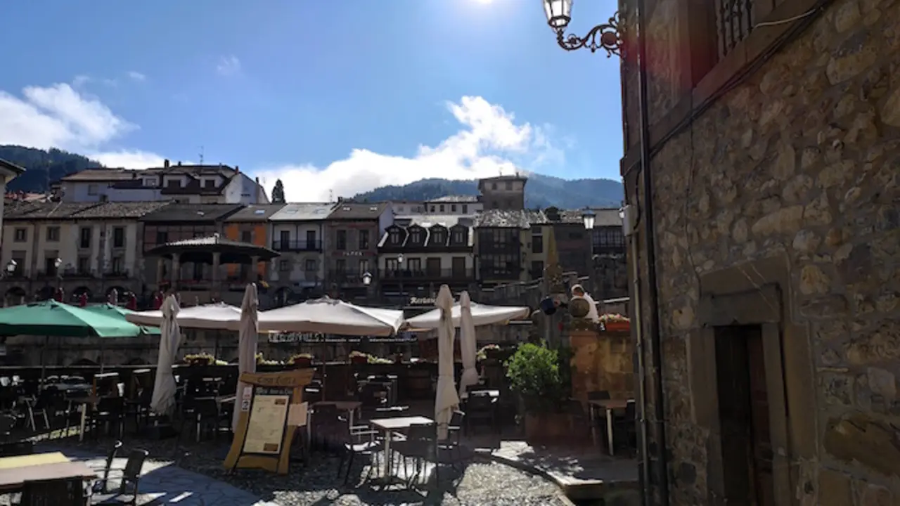 Terrazas de hosteler&iacute;a en Potes, en la parte c&aacute;ntabra de los Picos de Europa. / EP
