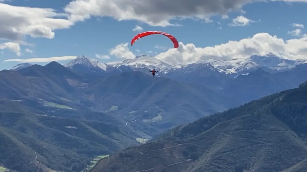 Parapentista entre monta&ntilde;as. / AC