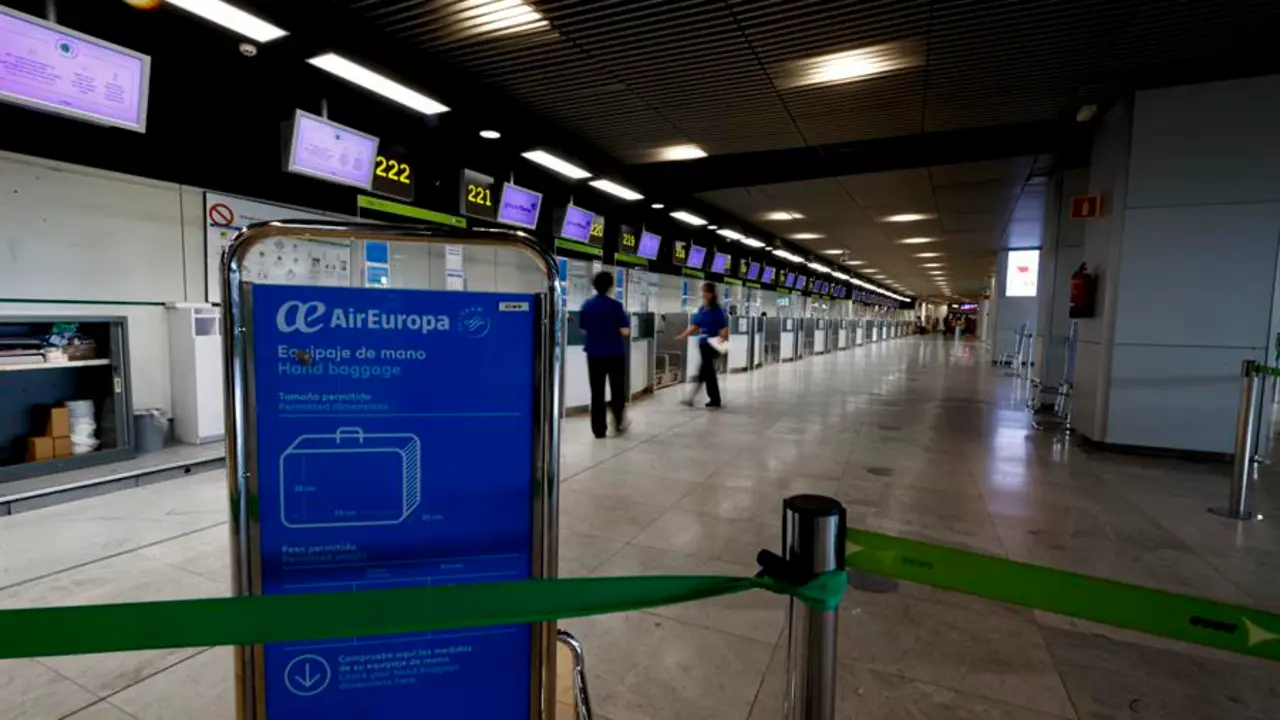 El aeropuerto de Barajas en Madrid. EFE/ Javier Liz&oacute;n