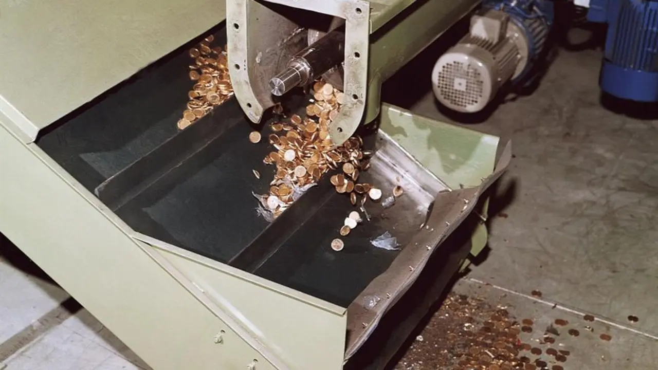 Imagen de archivo del proceso de destrucci&oacute;n de monedas en la F&aacute;brica Nacional de Moneda y Timbre. EFE / JOSE CONTRERAS