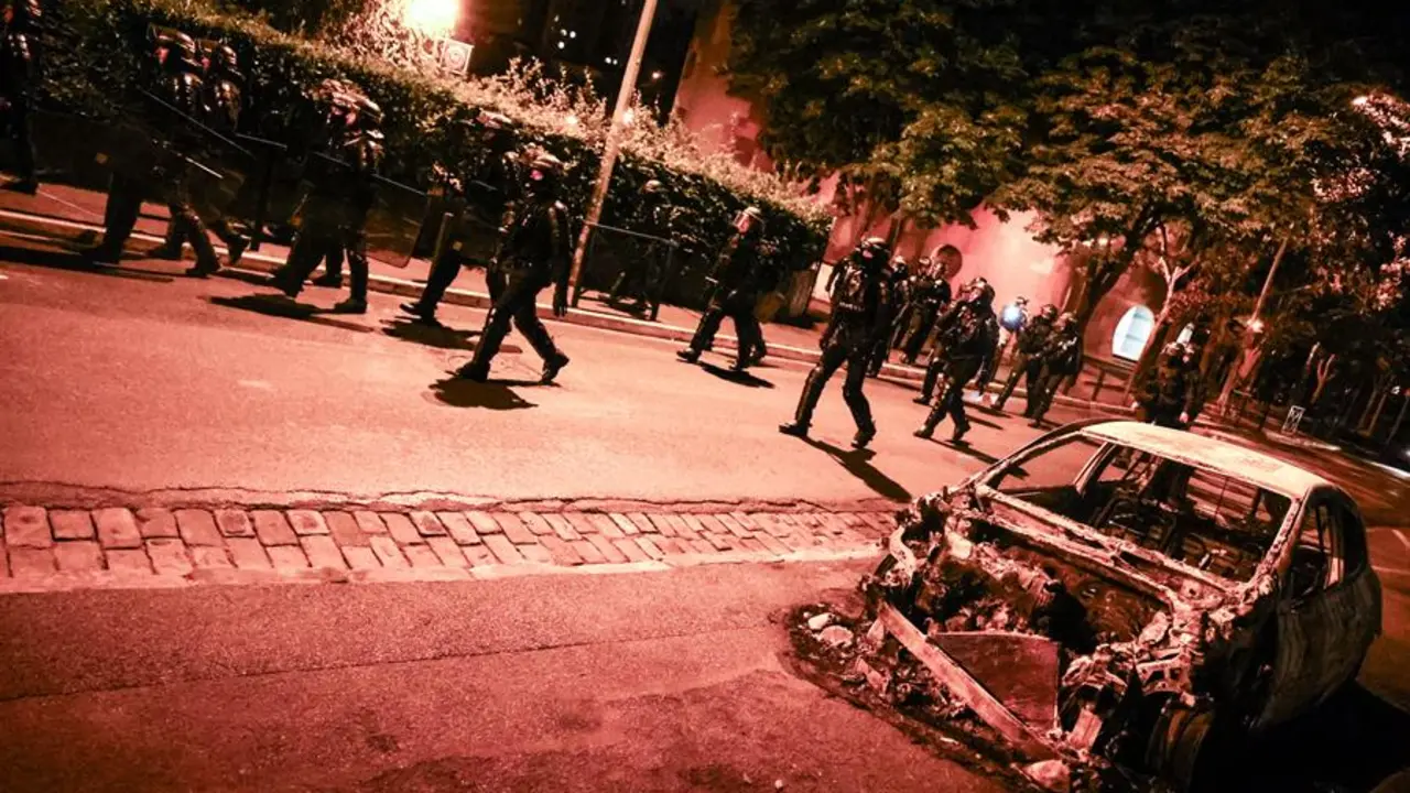 La polic&iacute;a francesa en la calle para controlar la situaci&oacute;n. EFE / MOHAMMED BADRA