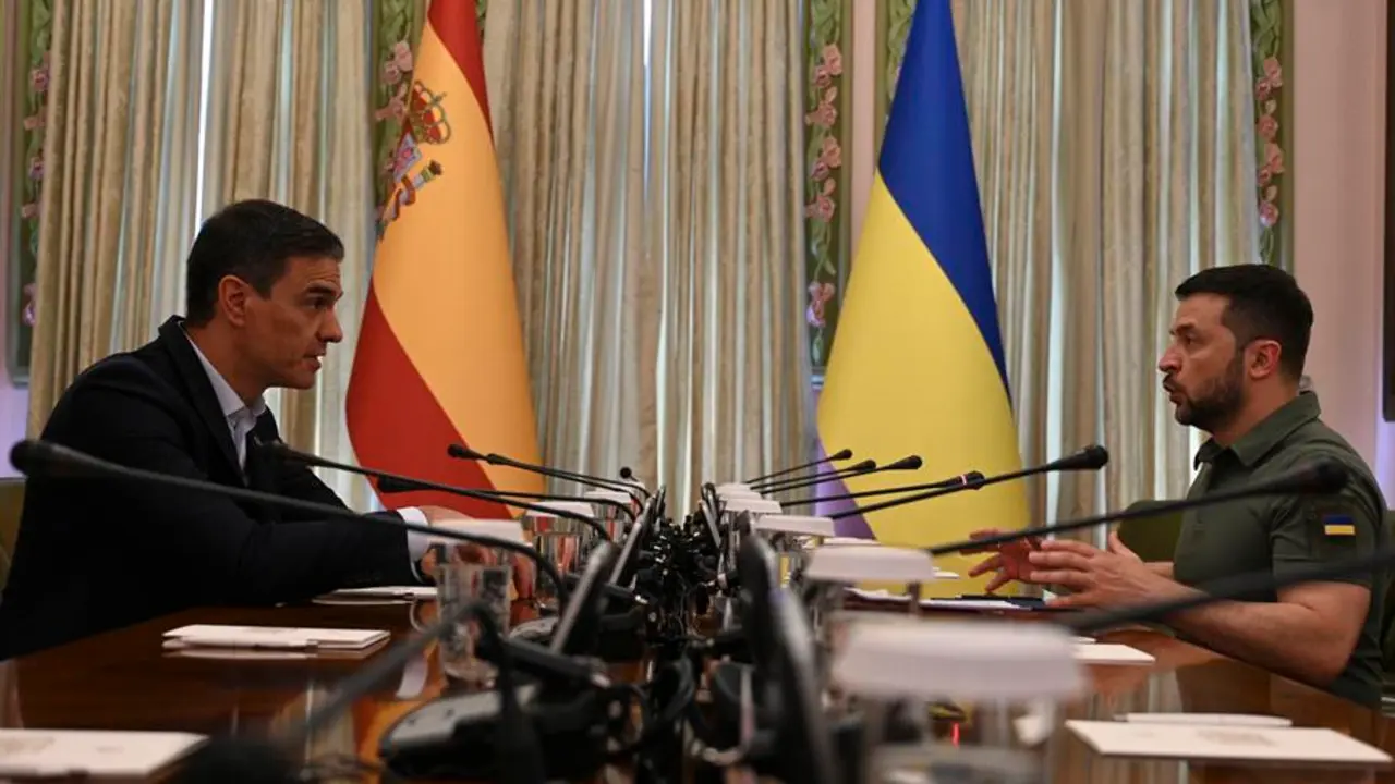 El presidente del Gobierno, Pedro S&aacute;nchez (i), se re&uacute;ne con el jefe del Estado ucraniano, Volod&iacute;mir Zelenski (d), este s&aacute;bado en Kiev (Ucrania). EFE / Borja Puig De La Bellacasa