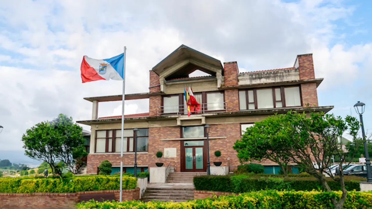 Fachada del Ayuntamiento de Polanco. / AP