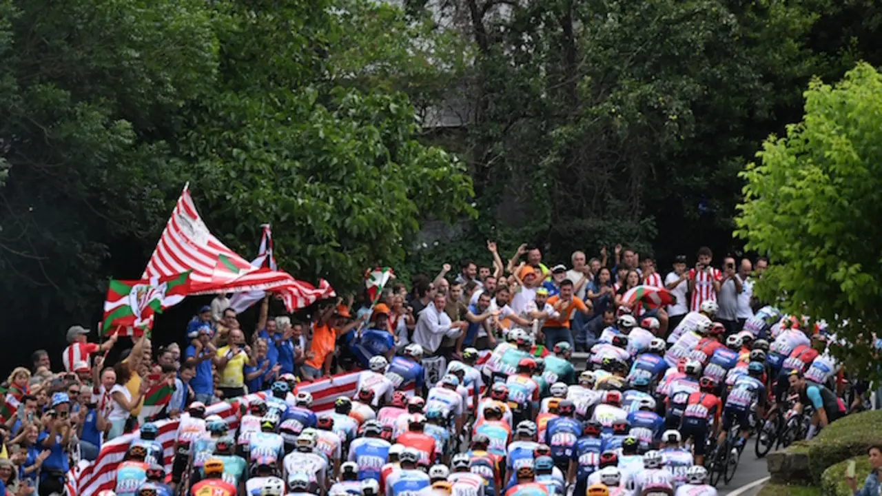 Miles de personas siguen la carrera. / Jasper Jacobs