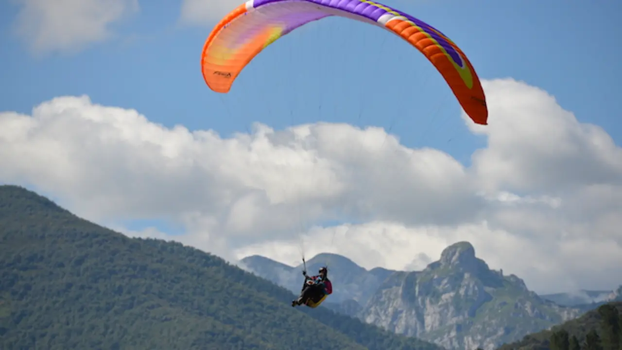 Parapentista en Li&eacute;bana. / TONY DIEDRICH