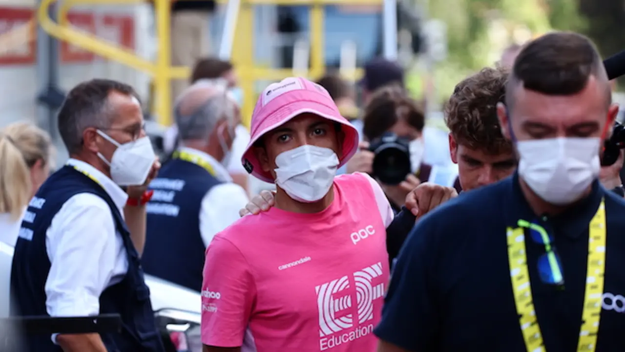El ecuatoriano Richard Carapaz abandona el Tour por lesi&oacute;n. / MARTIN DIVISEK