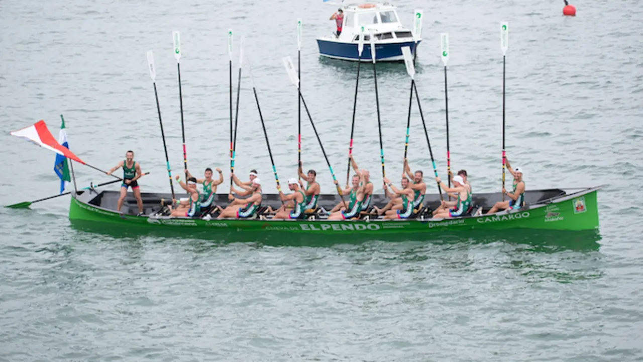 Los remeros de Camargo celebran su primero Campeonato de Cantabria de traineras. / LA EMPOPADA