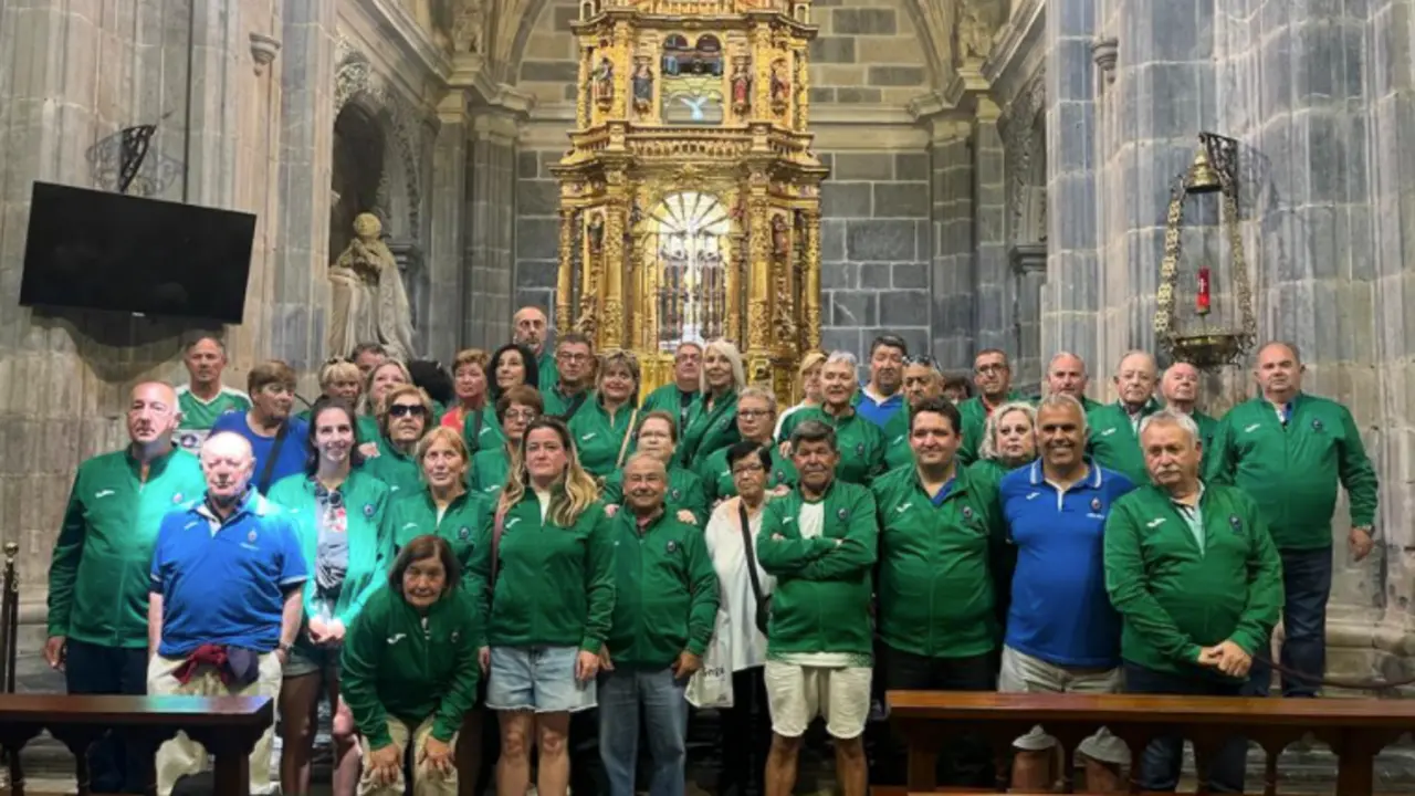 M&aacute;s de 50 miembros de la Pe&ntilde;a Zalo visitan el monasterio de Santo Toribio de Li&eacute;bana. / AC