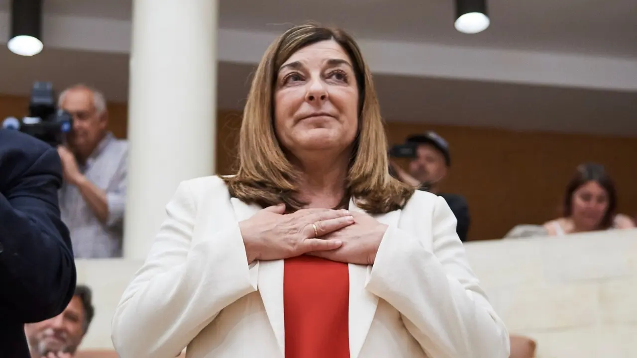 Cargar m&aacute;is
La popular Mar&iacute;a Jos&eacute; S&aacute;enz de Buruaga en su sesi&oacute;n de investidura como presidenta de Cantabria