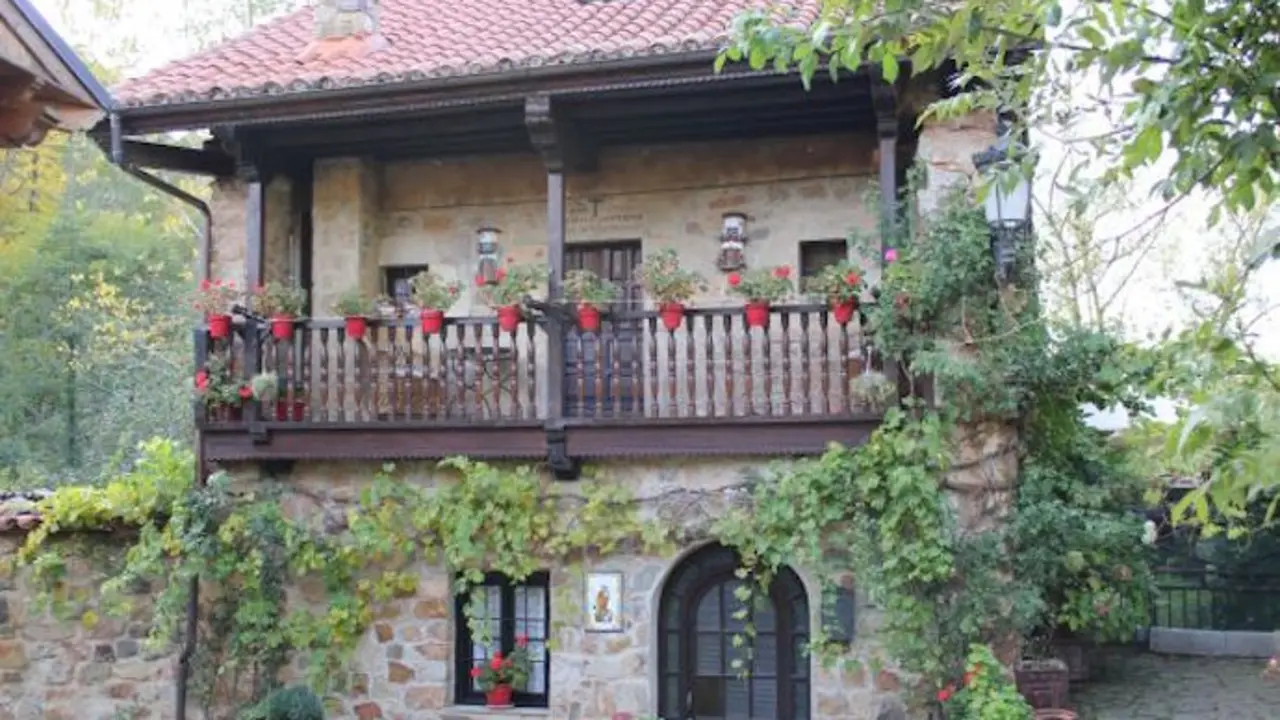 T&iacute;pica casa monta&ntilde;esa que se puede ver en Barcena Mayor. / CT