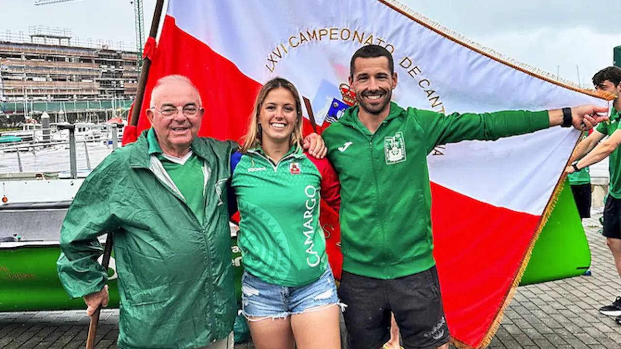 Jos&eacute; Francisco Soria, a la izquierda, junto a Marta Barqu&iacute;n, secretaria del club, y el patr&oacute;n y directivo de Camargo, Jonathan Castanedo, tras ganar el Campeonato de Cantabria. / aC