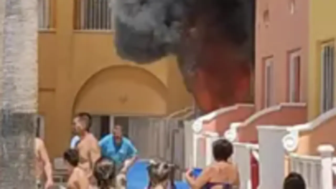 Incendio en un hotel de Roquetas de Mar (Almer&iacute;a). / BP