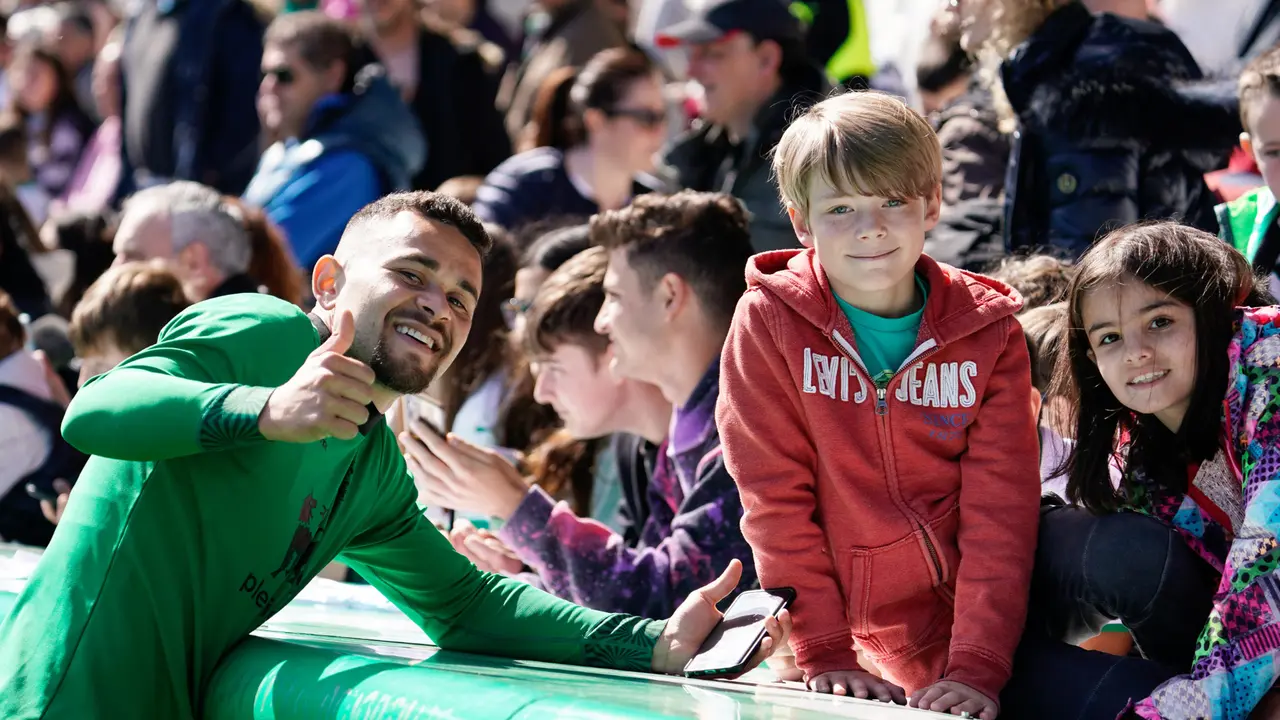 el delantero del Racing Matheus Ai&aacute;s posa con dos j&oacute;venes aficionados en El Sardinero. / RRC