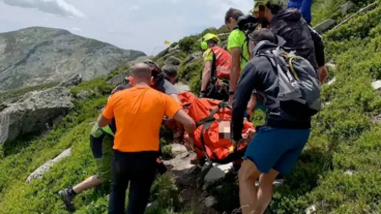 Rescate de la corredora lesionada. / GC