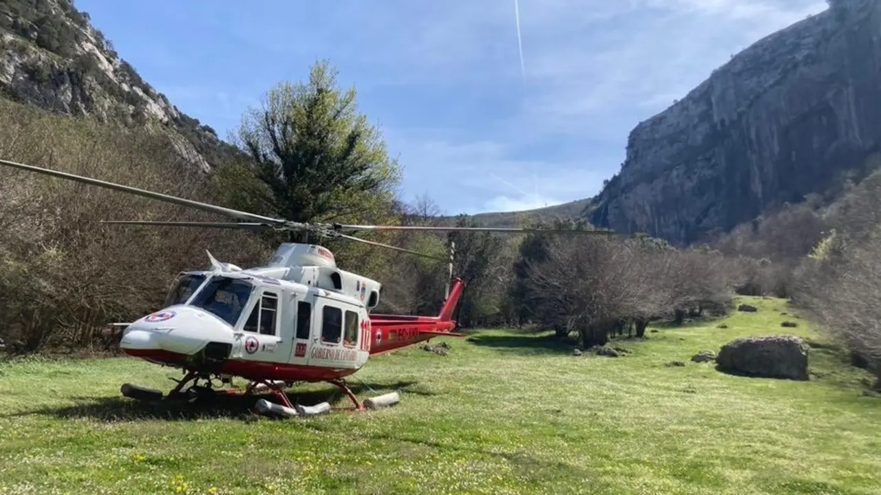 Rescate del helic&oacute;ptero del Gobierno de Cantabria en el nacimiento del As&oacute;n. / 112